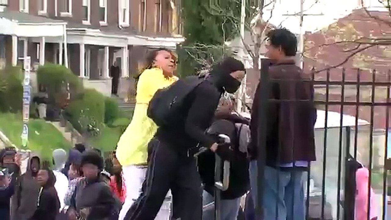 Une mère corrige son fils émeutier à Baltimore