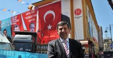 AK Parti, MHP'li Adayın Posterini Türk Bayrağı ile Kapattı