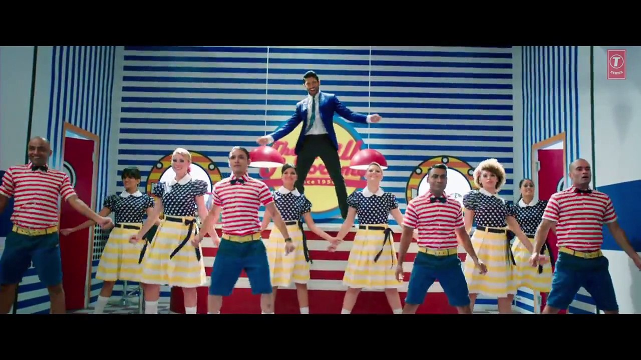 Dil Dhadakne Do Title Song (VIDEO)  Singers- Priyanka Chopra, Farhan Akhtar