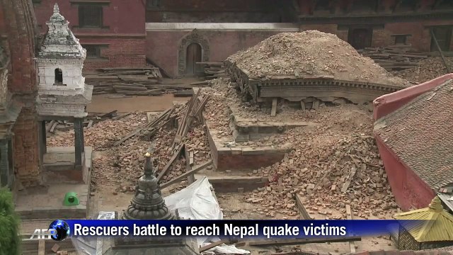 Rescuers battle to reach Nepal quake victims