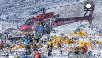 Hunderte Bergsteiger sitzen weiter am Mount Everest fest