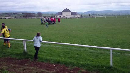 26/04/2015 : champaaaaaaaaaaaagne pour célébrer la montée en deuxième Division pour l'équipe4 des U51 sur le terrain de Planèze après leur victoire 1 - 4 :
