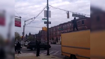 Émeutes de Baltimore : il danse sur du Michael Jackson pour protester