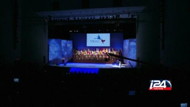 US President Barack Obama shakes hands with Cuban President Raul Castro