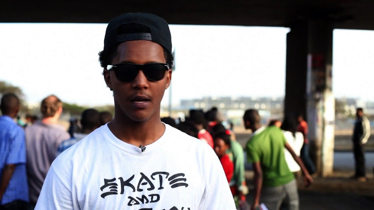 Junge Äthiopier im Skate-Fieber