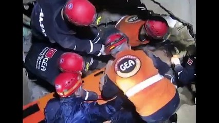 Dunya News - Nepal Earthquake - Man found alive after two days