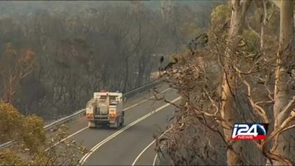 Bushfires in Australia 'destroy dozens of homes'