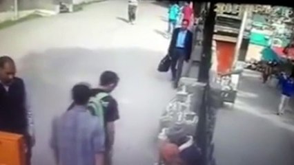 Il fait un doigt d'honneur à un singe et se fait éclater