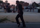 Un homme imite Michael Jackson au beau milieu des émeutes de Baltimore