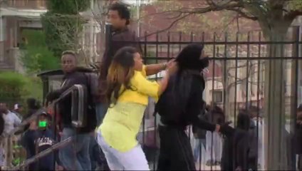 Une mère ramène manu militari son fils qui manifestait à Baltimore