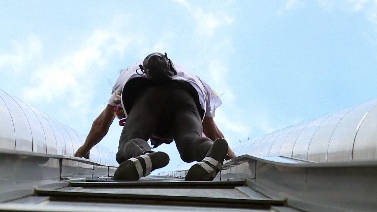 Népal : Le spiderman français escalade la tour Montparnasse en hommage aux victimes du séisme