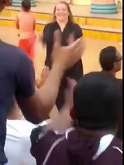 كيفاش واحده تقبل علي نفسها هكا.. وموافقه تتصور زادا وتقلع الحجاب