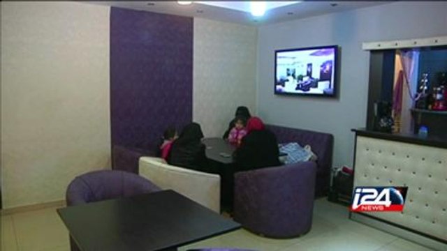 مقهى مخصص للنساء في العاصمة الأردنية عمان يحظى بإقبال كبير