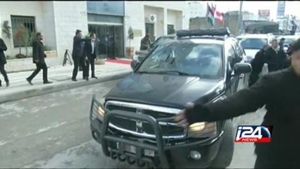 عشرات المتظاهرين الفلسطينيين يرشقون سيارة وزير خارجية كندا بالبيض
