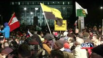 متظاهرون يرفعون صورة ميركل بالحجاب في ألمانيا