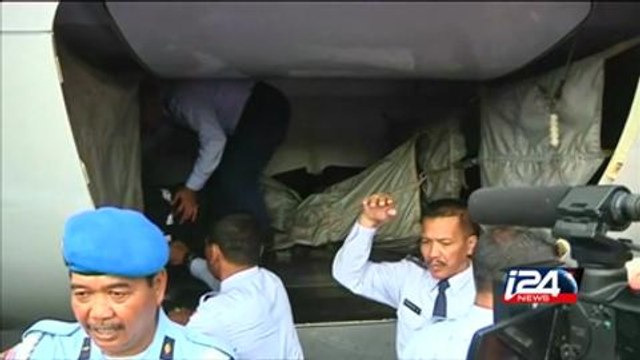 العثور على أحد الصندوقين الأسودين للطائرة الماليزية إير إيجا