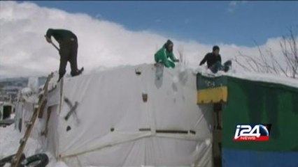 الطقس السيء يزيد معاناة أهالي قطاع غزة واللاجئين السوريين في لبنان
