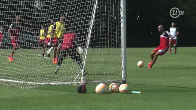 Treino do Tricolor tem gol de Ganso do meio de campo e milagre de Rogério