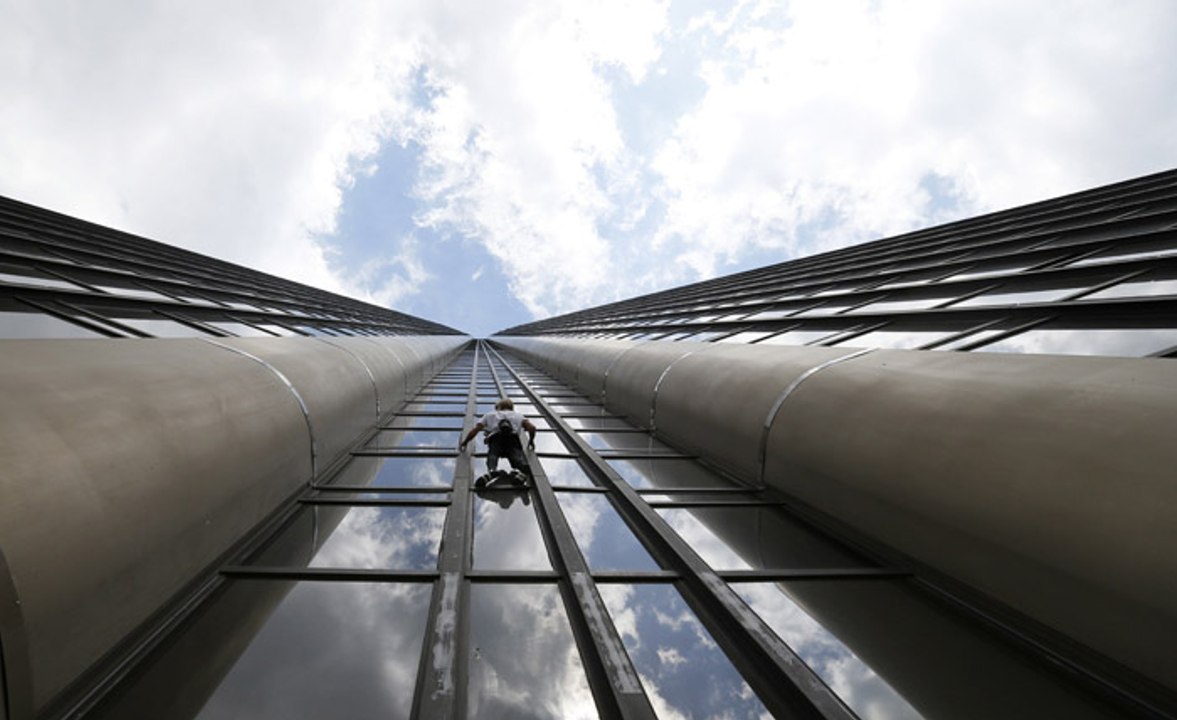 Drapeau du Népal en poche, le « Spiderman » français grimpe sur la tour Montparnasse