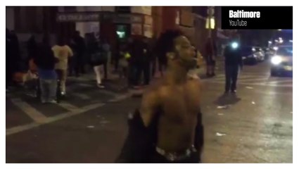 Baltimore : il danse du Michael Jackson face aux policiers