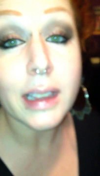 Miroir sans tain dans les toilettes des femmes