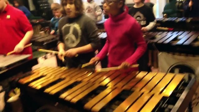 Des enfants jouent Crazy Train aux percussions