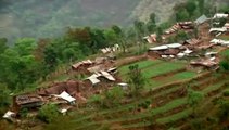 Au Népal, des images aériennes montrent les villages en ruines