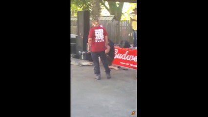 crocodile Partiye Giren Timsah Adamın Kolunu Kapıyor