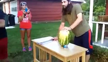 Koca Karpuza İsabet Ettiremeyip Kılıçla Elini Kesmek