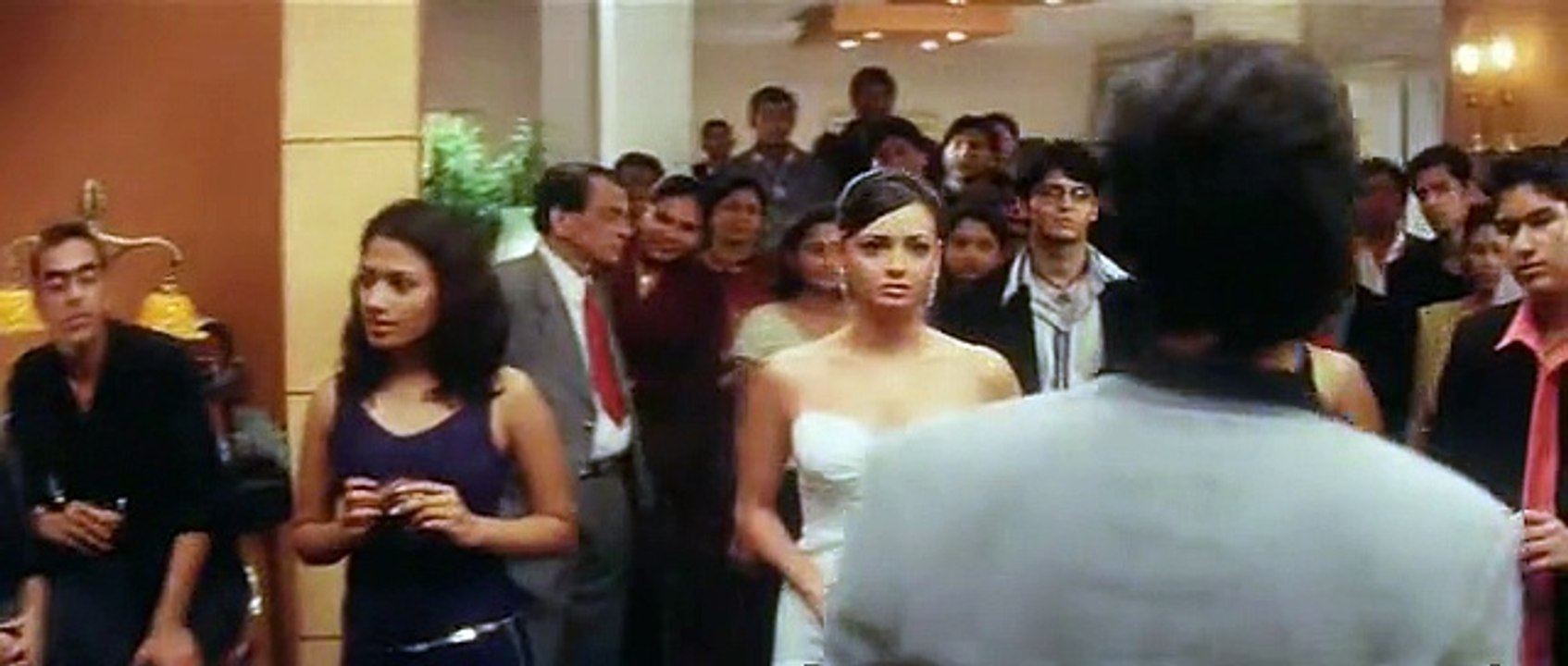 yeh dhuan dhuan sa rehne do mujhe .