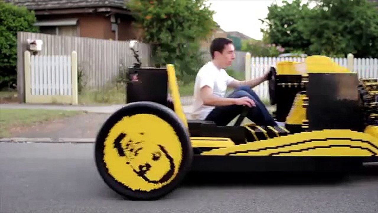Il fabrique une voiture en légo en taille réelle ! Et elle roule ...