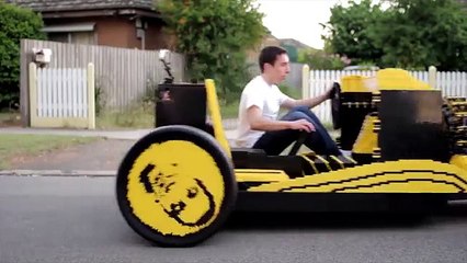 Il fabrique une voiture en légo en taille réelle ! Et elle roule ...