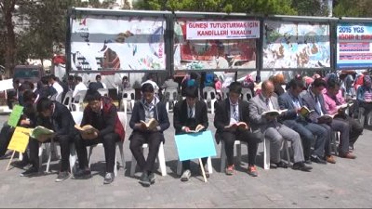 Cadde Ortasında Kitap Okudular