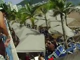 mar enfurecido en las playas de acapulco mexico