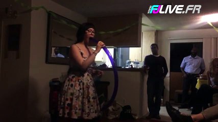 Elle avale un long ballon de baudruche