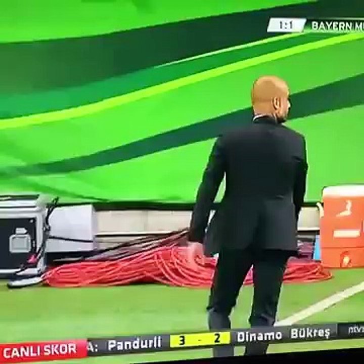 Bayern Munich: Josep Guardiola casi le pega al cuarto árbitro ante Dortmund (VIDEO)
