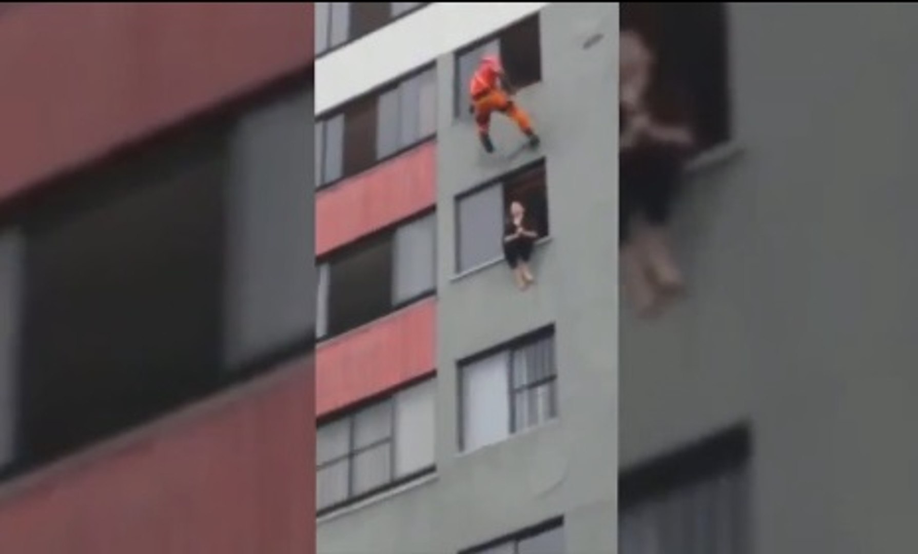 ⁣Бразильский пожарный спас суицидницу ударом в лицо | Brazilian firefighter rescued suitsidnitsu slap
