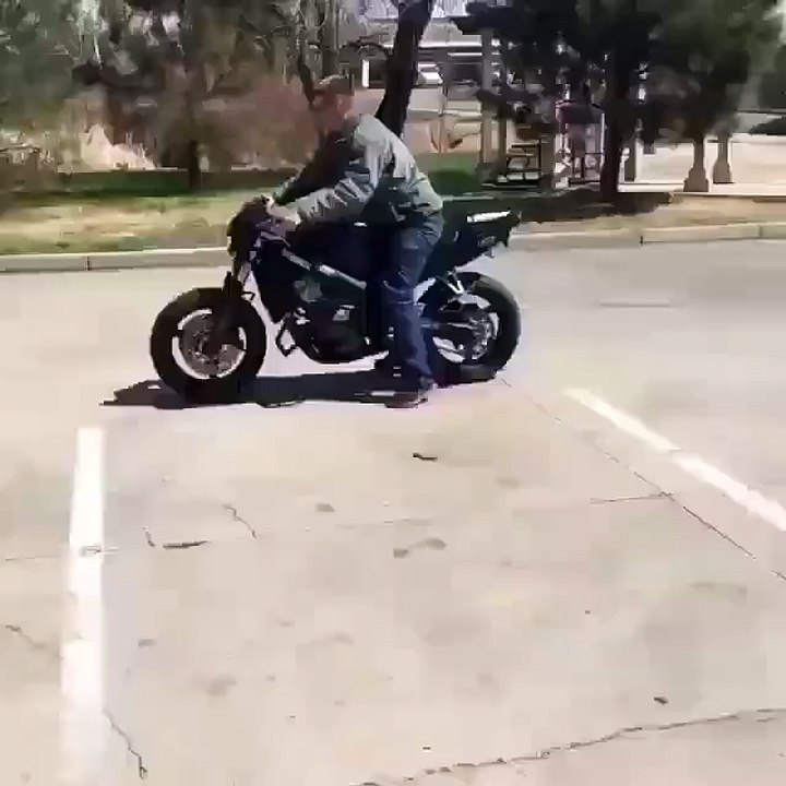 Il Tente de faire un Burn avec sa Moto et elle finit à la Casse