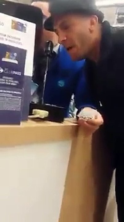 Ce mec à Perdu son Fils et Fait un Scandale en Plein Magasin
