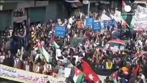 Pro-air strikes, anti-ISIL: Thousands attend rally in Jordanian capital
