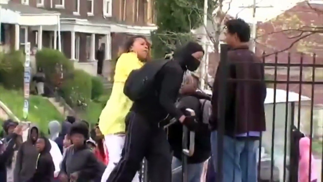 une femme frappe son fils qui jette les caillots sur les policiers   ....très drole