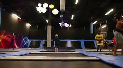 Sans parachute, il traverse un toit