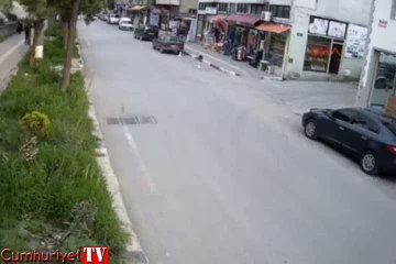 Bisikletiyle otomobilin açılan kapısına çarptı