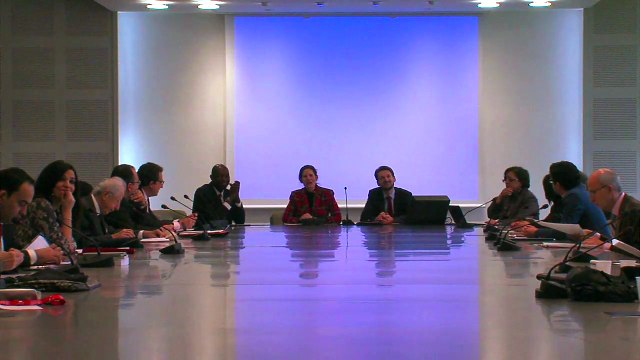 Introduction de la seconde journée par le Doyen Hugues Kenfack, sous la présidence de Sandrine Clavel, et présentation des masters Juriste international et Contentieux & Arbitrage par les étudiants