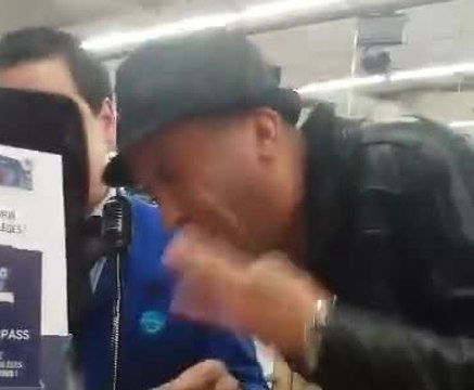 Quand un père vraiment très énervé fait une annonce au micro pour retrouver son fils