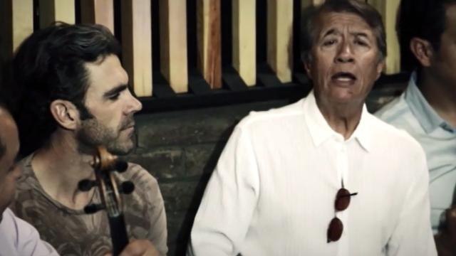 Mariachi mexicano le canta al torero español José Tomás