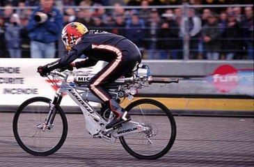 Une histoire de vélo-fusée qui atteint 333 km/h