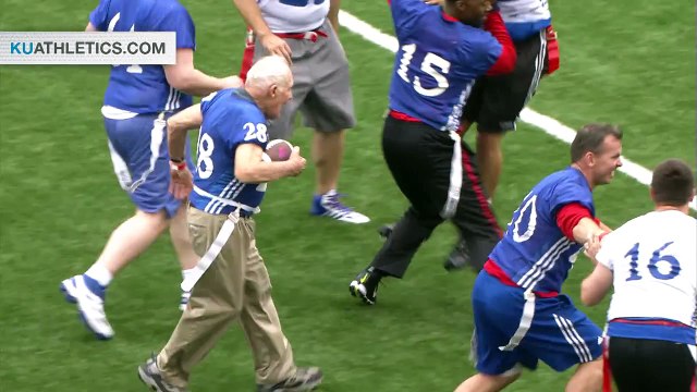 Touchdown d'un homme de 89 ans en football américain