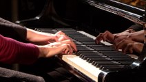 Sonate à quatre mains de Poulenc par Lidija & Sanja Bizjak | le Live du Magazine