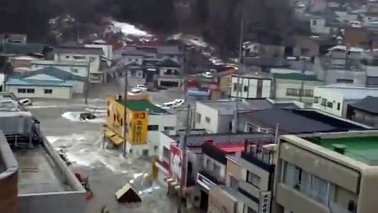 New Tsunami Video: Onagawa engulfed by high water - Japan Earthquake 2011 [stabilized]
